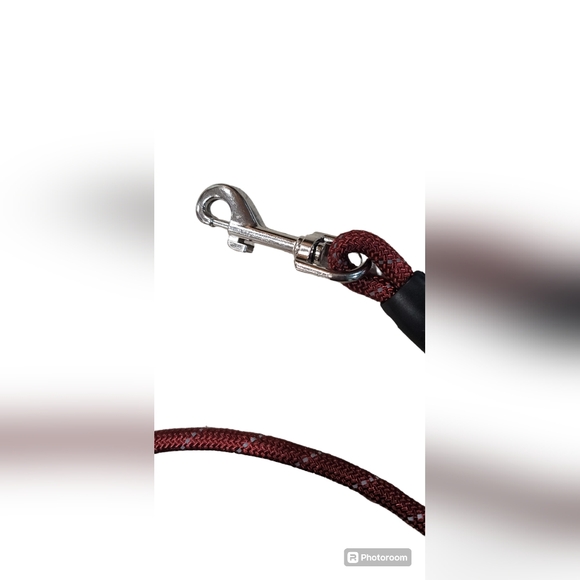 RED NYLON 5FT DOG LEASH WITH FOAM COMFORT HANDLE AND POOP BAGGIES - Picture 3 of 3